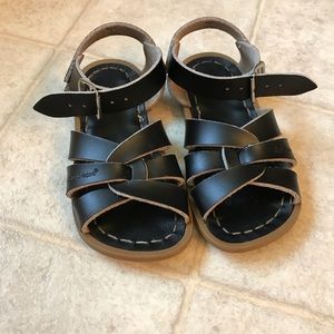 Saltwater sandals black